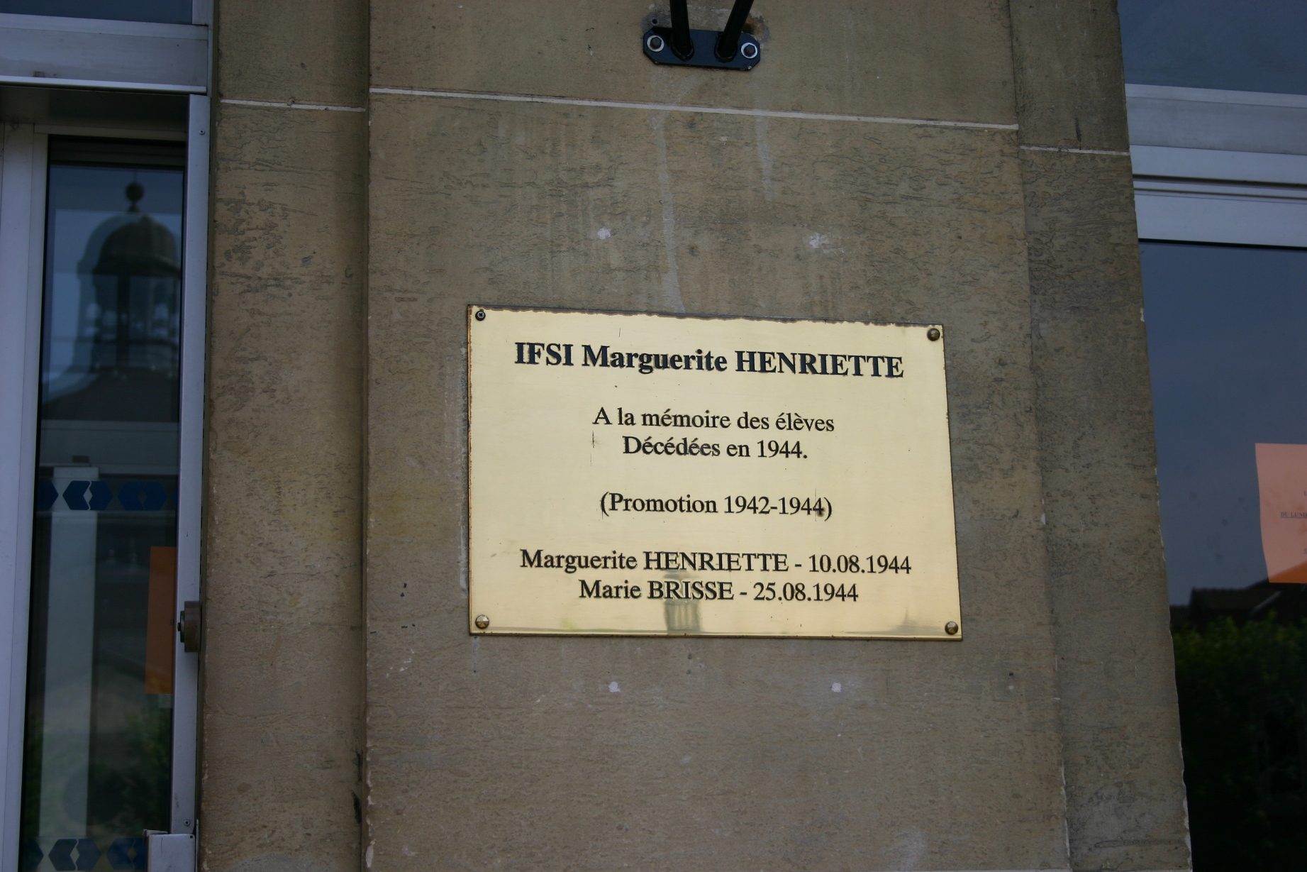 Marguerite Henriette and Marie Brisse's memorial tablet, Ecole des Infirmieres de l'Assistance Publique, Hopital de la Salpetriere, Paris (2).JPG